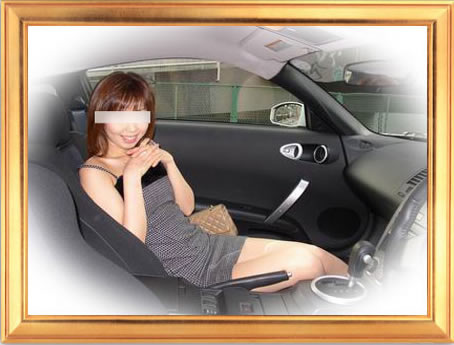 車内で微笑む女性